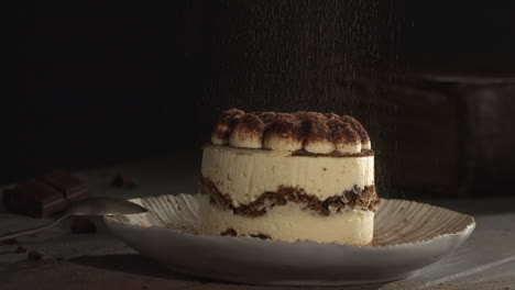 Letzter-Schliff-Für-Das-Tiramisu-Dessert